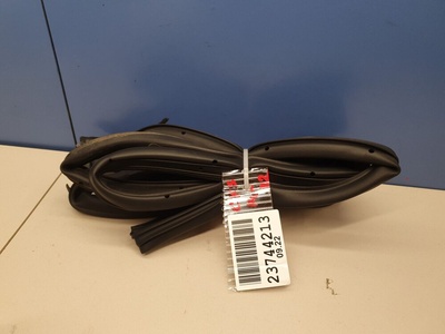 KD5358760D Уплотнитель двери передней правой Mazda CX-5 2011-2017
