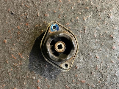 8d0399151j Подушка крепления КПП Audi A4 B5(1994-2001) 1996