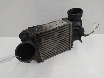 1J0145803N Интеркулер Volkswagen Golf-4 2000