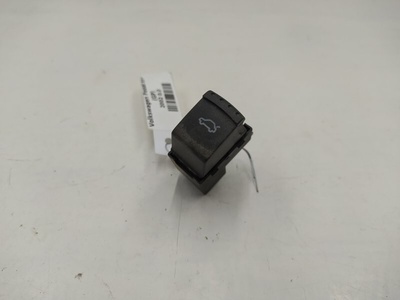 1J0959831A Кнопка открытия багажника Volkswagen Passat B5+ (GP) 2002