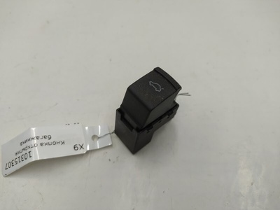 1J0959831A Кнопка открытия багажника Volkswagen Passat B5+ (GP) 2002