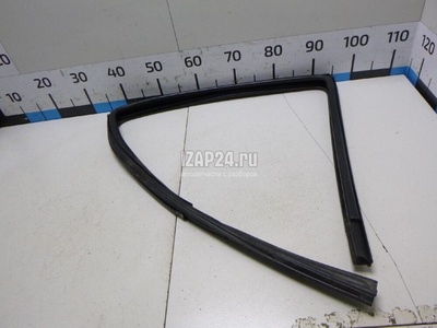 823310036R Уплотнитель стекла двери Renault Duster 2012