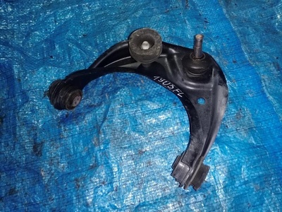 BJ0N39040C подушка двигателя MAZDA PREMACY CP8W