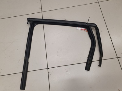 31371808 Уплотнитель стекла двери задний левый Volvo V40 (V40 Cross Country) 2012-