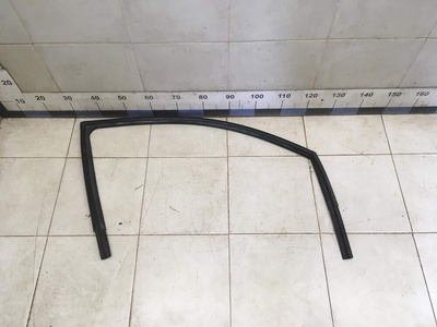 825401C000 Уплотнитель стекла двери HYUNDAI Getz 2002-2010