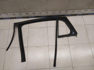 823317541R Уплотнитель стекла двери RENAULT Megane III 2009-2016
