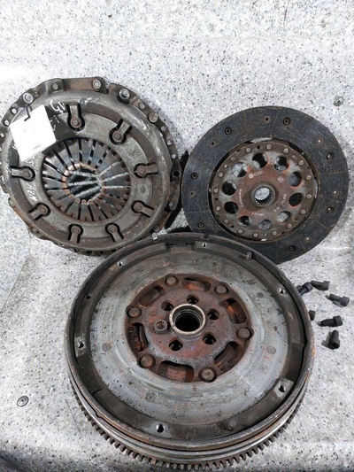 058141031C Комплект сцепления 1.8Ti , 2.0i , 1.9TDI , LUK , от 5МКПП , ДВУХВАССОВОЕ , МАХОВИК + КОРЗИНА + ДИСК / ДИСК ПОД ЗАМЕНУ / . AZM. Volkswagen Passat B5 2003