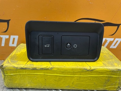 fk7211654bc Кнопка открытия багажника Задн. Land Rover Discovery 5 2020
