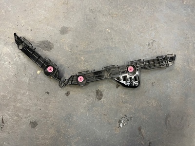 5257533130 toyota camry каретка бампера правая задняя 18 -
