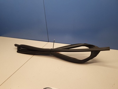 BHN973605E Уплотнитель стекла двери задний левый Mazda 3 BM 2013-2018