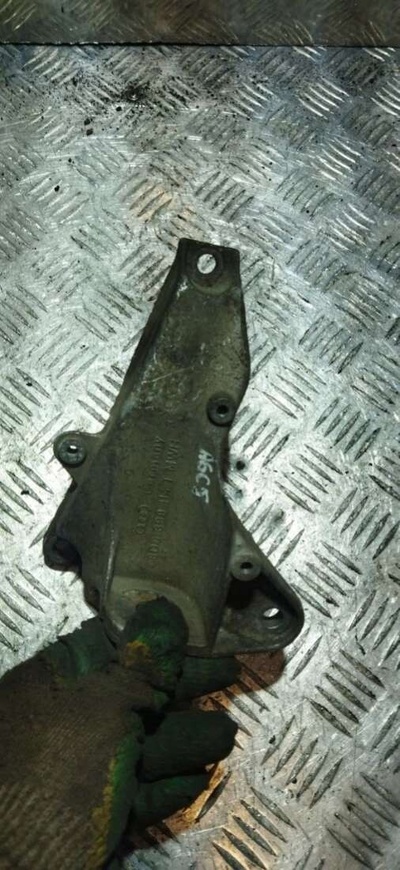 8D0399114T Кронштейн двигателя Audi A6 C5 (S6,RS6) 1999