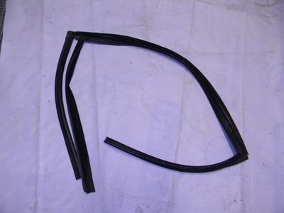1370168 Уплотнитель стекла двери FORD Fusion 2002-2012