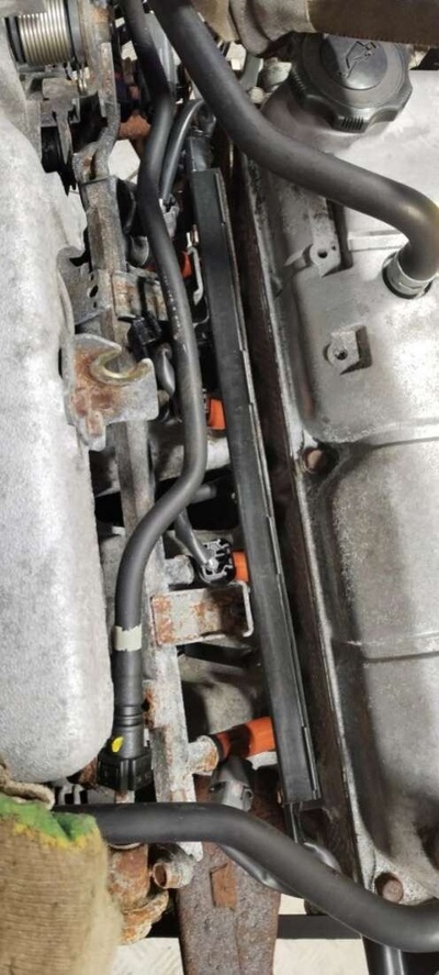 Топливная рампа Mazda 323 BJ 2000