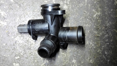06D121133C audi a4 b7 2.0tfsi bwe патрубок радиатора