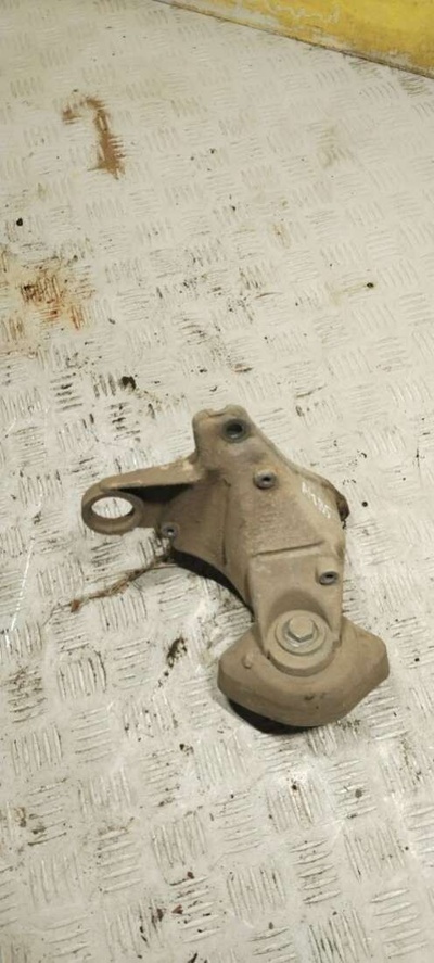 8d0399114L Кронштейн КПП Audi A4 B5 (S4,RS4) 1997