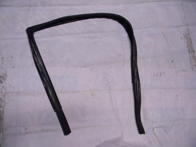 823308414R Уплотнитель стекла двери RENAULT Logan 2005-2014