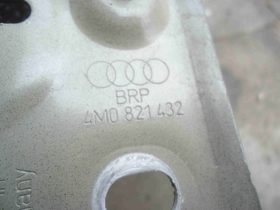 4M0821432 Кронштейн крепления крыла Audi Q7 2018