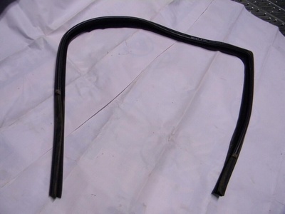 823308414R Уплотнитель стекла двери RENAULT Logan 2005-2014