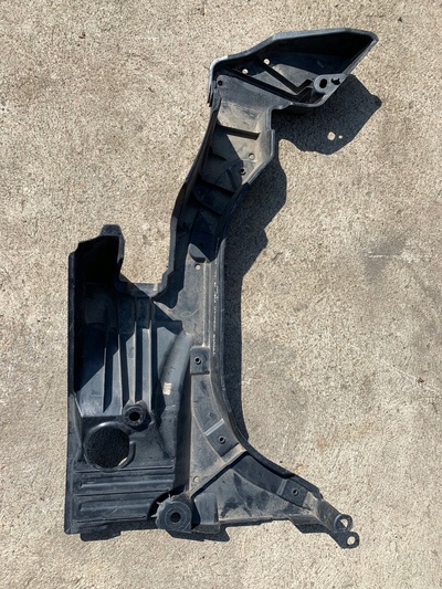 5762702160 крышка шасси задняя правый toyota corolla e21