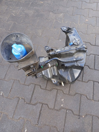 2K5131877A volkswagen caddy 2k5 15 - 20 r . бачёк adblue