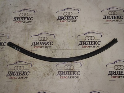8R0839480B уплотнитель стекла двери Audi Q5 2011