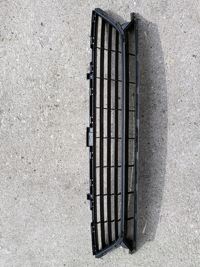 622547366R решётка решетка радиатора бампера передняя renault megane iii
