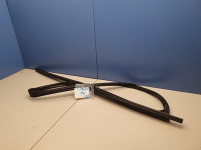 6814133130 Уплотнитель стекла двери передней правой Toyota Camry V70 2017-