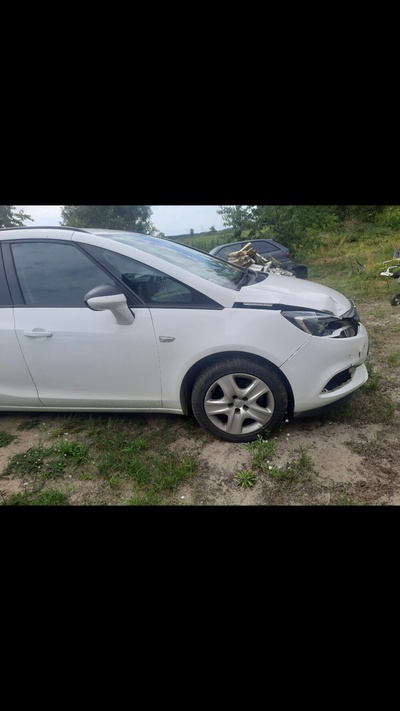 Поврежденный opel zafira c 2017