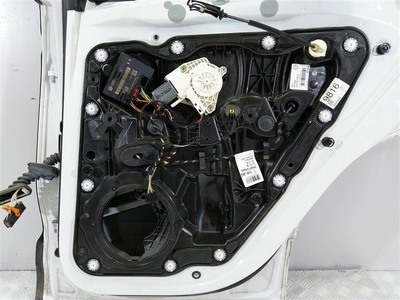 7P6839756A Стеклоподъемник задний правый Volkswagen Touareg 2012