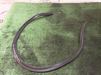 5N0823723B уплотнитель капота VW Tiguan 2007-2011 2010