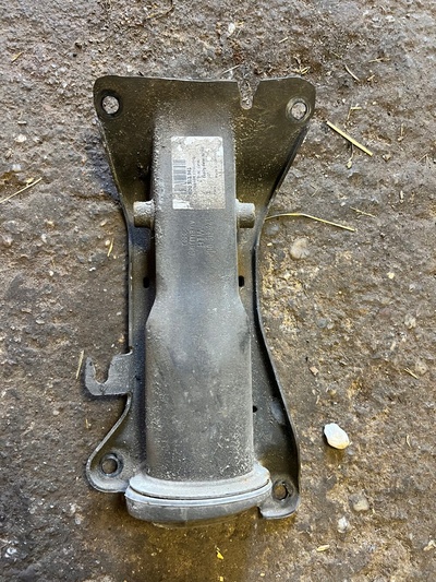 8D0512341 крепление амортизатора левая a4 s4 rs4 b5 quattro