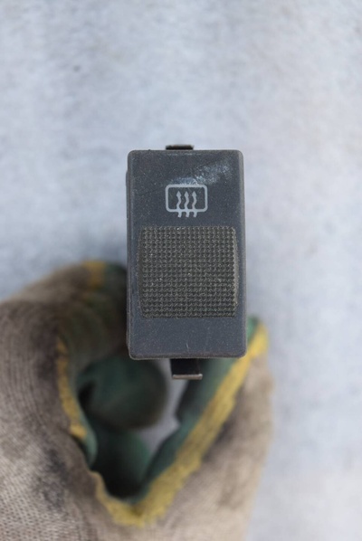 4D0941503 кнопка обогрева заднего стекла Audi A8 D2/4D 1997