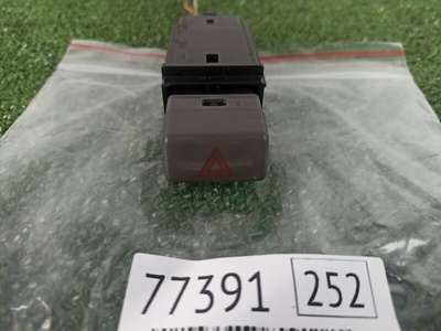 8433230280 Кнопка аварийной сигнализации Toyota Crown UZS171 1999