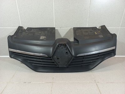 623107605R Решетка радиатора Renault Logan 2