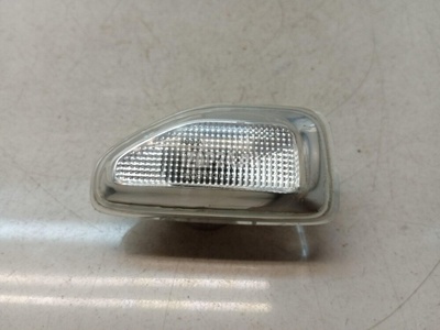 261601801R Повторитель на крыло правый белый Renault Logan II 2014