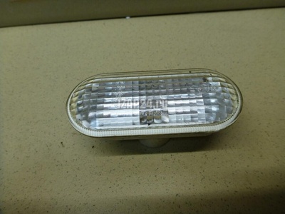 4M5A13K309AA Повторитель на крыло белый Ford Focus II (2005 - 2008)