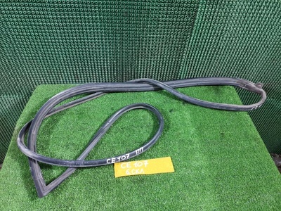 6786112820 Уплотнитель проема двери Toyota Corolla EE102 1998