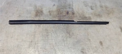 6817105051 Уплотнитель стекла передней двери Toyota Avensis II 2003-2008 2006