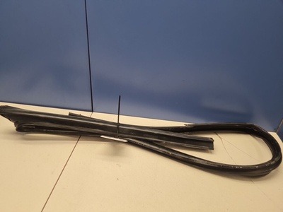 4L0837440B Уплотнитель стекла передней правой двери Audi Q7 4L 2005-2015