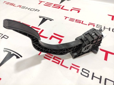 104469500A Педаль газа Tesla Model Y 2021 1044695-00-A