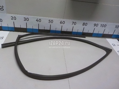 6814133130 Уплотнитель стекла двери Toyota Camry V70 2017