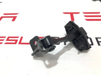 111029800D Ограничитель открывания двери передней Tesla Model 3 2021 1110298-00-D,0298-D,F-R20309