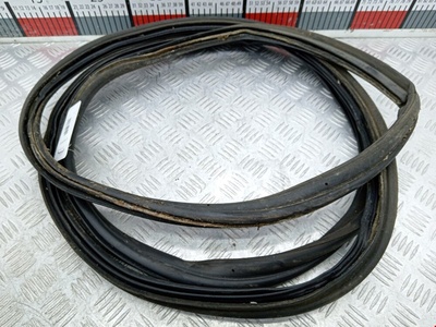 LR024949 Уплотнитель багажника Land Rover Discovery 3 (2004-2009) 2005 ,