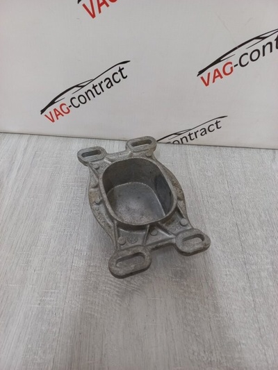 4B0199335L Кронштейн двигателя Audi A6 C6 2010