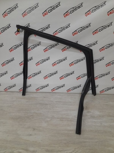 8U0839439 Уплотнитель стекла двери Audi Q3 8U 2012