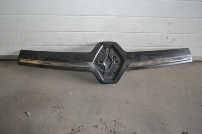 628951918R решетка радиатора накладка логотип передняя renault trafic iii