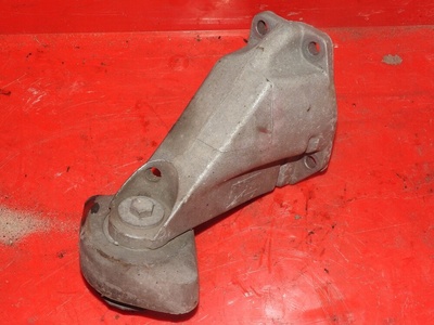 8D0399113AG лапа подушка левая кпп audi a4 b5 a6 c5 volkswagen passat b5