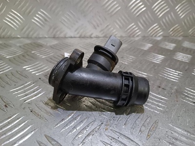 06F121131C Фланец (тройник) системы охлаждения Volkswagen Passat B6 2005-2010 2006