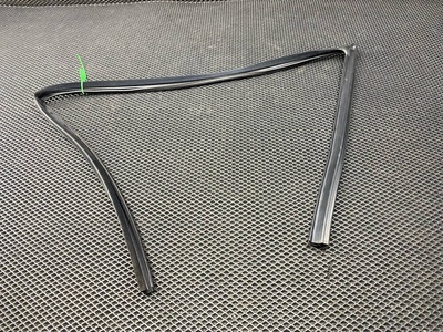 C2Z2825 уплотнитель стекла двери передний левый Jaguar XF X250 2011 ,8X23F21597AD