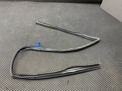 C2Z2825 уплотнитель стекла двери передний левый Jaguar XF X250 2011 ,8X23F21597AD